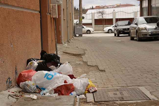 Birkaç ay önce Eskişehir Şirintepe Mahallesi’ne Tepebaşı Belediyesi tarafından birçok çöp konteynırı yerleştirilmesine ve bu konteynırlar arasında kısa mesafeler olmasına rağmen vatandaş, çöplerini hala sokakların belli köşelerine bırakmaya devam ediyor. 