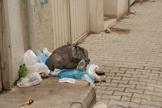 Görüntü kirliliğine yol açan bu çöpler, sokakta yaşayan hayvanların yiyecek ararken parçalaması nedeniyle sokaklara dağılıyor.