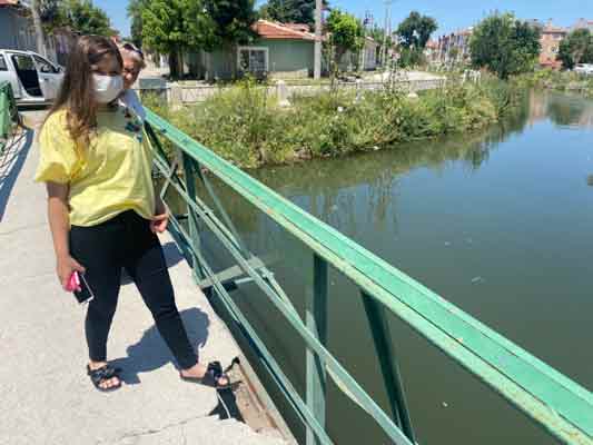 Yeşiltepe Mahallesi'nden geçen bir sulama kanalı üzerine vatandaşların kullanması için yapılan köprü tehlike saçıyor. Köprünün altından geçen sulama kanalında defalarca boğulma olayı yaşanırken, köprüde oluşan tahribat dikkat çekiyor.