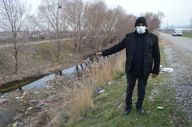 Eskişehir merkeze yaklaşık 10 kilometre uzaklıkta olan Karagözler mahallesi sakinleri, belediye çöplüğüne para vermek istemeyen duyarsızların çevrelerine döktükleri atıklarda rahatsız.