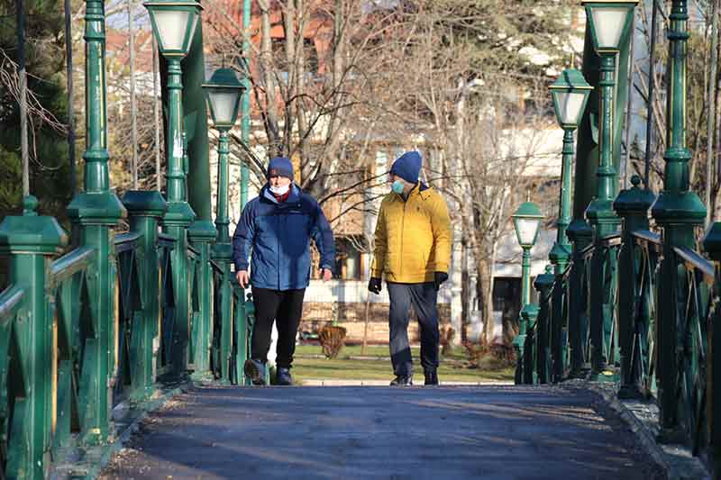 Mevsim normallerinin üzerinde seyreden sıcaklığı fırsat bilen vatandaşlar sabahın erken saatlerinde yürüyüş yapmak için parkların yolunu tuttu.