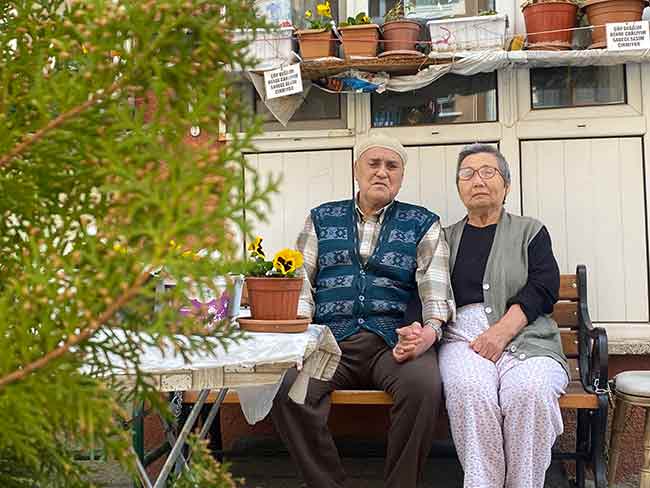 Memduh-Mücella Çetin çifti, 55 yıllık evlilik hayatlarında karşılaştıkları bütün zorluklara beraber göğüs gerdi. 15 yıl önce felç geçirerek fiziksel sorun ve konuşma bozukluğu yaşayan eşiyle yıllar boyunca ilgilenen Memduh Çetin, onun rahat etmesi için elinden geleni yaptı