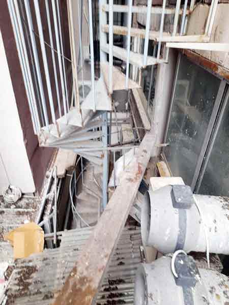 Şair Fuzuli Caddesi’ndeki 5 katlı binada hizmet veren sürücü kursunun arka cephesindeki yönetmeliklere uymayan yangın merdiveni görenleri şaşkına çevirdi. Olası bir yangın olayında hiçbir işe yaramayacak olan bu merdivene kimin nasıl ruhsat verdiği sorusu akıllara geldi.  