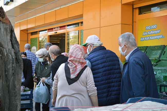 Eskişehir'deki bir zincir marketin önünde ucuz satılan asma yapraklarını almak isteyen vatandaşlar arasında oluşan izdiham sosyal mesafeyi unutturdu.