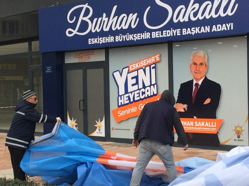 AK Parti Eskişehir Büyükşehir Belediye Başkan Adayı Burhan Sakallı’nın 600 metrekarelik seçim afişi, Büyükşehir Belediyesi görevlileri tarafından izinsiz olduğu için indirildi. 