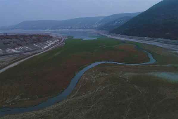 Sulama ve içme suyu temini amacıyla 1966-1972 yılları arasında inşa edilen Porsuk Barajı’nda su seviyesi düştü. Kuraklık sebebiyle yaklaşık 3 kilometre boyunca çekilen baraj suları drone ile havadan görüntülendi.