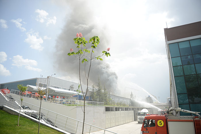 Eskişehir Organize Sanayi Bölgesi’ndeki Alp Havacılık’ın fabrikasında yangın çıktı.