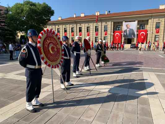...Kurtuluş Savaşı’nı zaferle taçlandıran Başkomutanlık Meydan Muharebesi’nin 100’üncü yıldönümü nedeniyle Eskişehir'de kutlama töreni yapıldı.