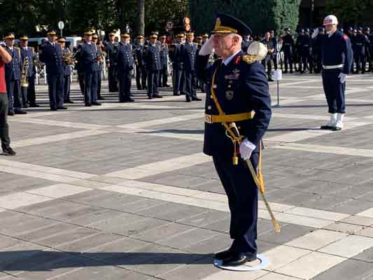 Valilik Meydanı'nda gerçekleştirilen tören, Vali Erol Ayyıldız’ın Atatürk Anıtı’na çelenk sunmasıyla başladı.