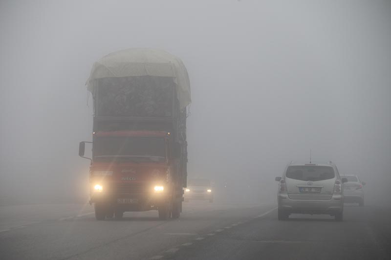 Eskişehir’de düşük hava sıcaklığı nedeniyle sabahın erken saatlerinde yoğun sis etkili oldu.
