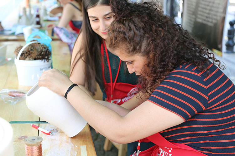 Odunpazarı Belediyesi tarafından ‘Şehrin Ateşi’ sloganı ile düzenlenen Odunpazarı 4’üncü Uluslararası Seramik Pişirim Teknikleri Çalıştayı, Odunpazarı Meydanı’nda devam ediyor. Çalıştayın ilk gününde Raku Pişirim Tekniği’nin uygulanırken, sanatçıların eserleri de ortaya çıkmaya başladı.   