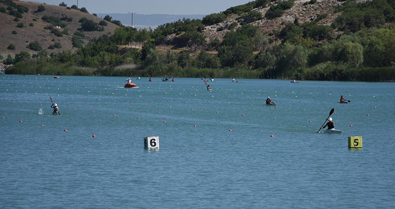 Türkiye Kano Federasyonu ve Eskişehir Büyükşehir Belediyesi iş birliğiyle organize edilen Odunpazarı ilçesindeki Sarısungur Göleti'ndeki şampiyonaya, 34 takım ve 354 sporcu katılıyor.