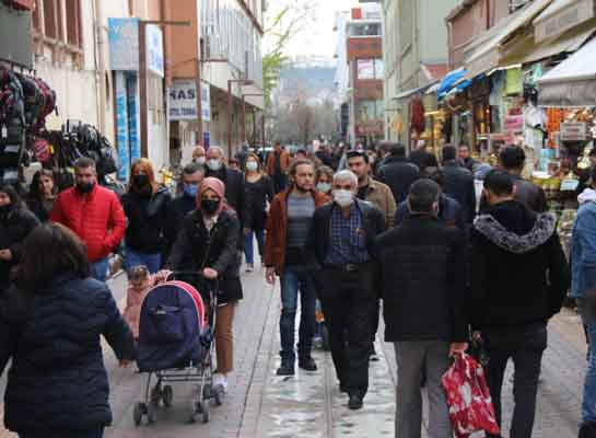 Son rakamlara göre vaka sayısında Türkiye’de 7’nci sıraya yükselen kentte güzel havayla birlikte vatandaşlar sokağa döküldü.