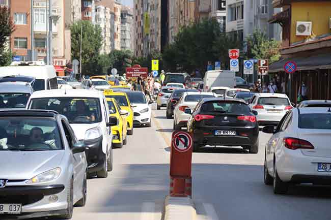 Günün belli saatlerinde kentin en işlek bulvar ve caddelerinde trafik adeta durma noktasına gelince trafik polisleri devreye girmeye başladı.