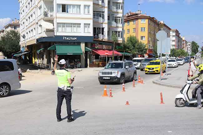 Eskişehir’in çözülemeyen sorunlarından biri olarak gösterilen ve yaz aylarında daha da artan trafik problemi, sürücülerin yanı sıra kent sakinleri tarafından da tepki çekiyor.