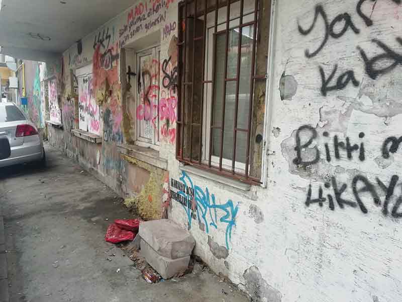Eskişehir Tepebaşı İlçesi Hoşnudiye Mahallesi Yalın Sokak’taki bir bina vandalların hedefi oldu. 