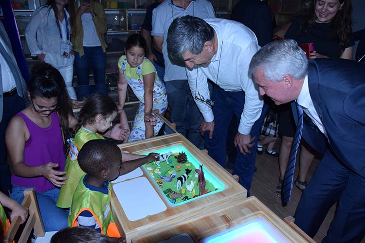 Anadolu Üniversitesi bünyesi altında açılan Oynuyorum Keşfediyorum Atölyesinde 3-6 yaş aralığındaki çocuklar, gelişimlerini destekleyen oyunlarla sosyalleşiyor.