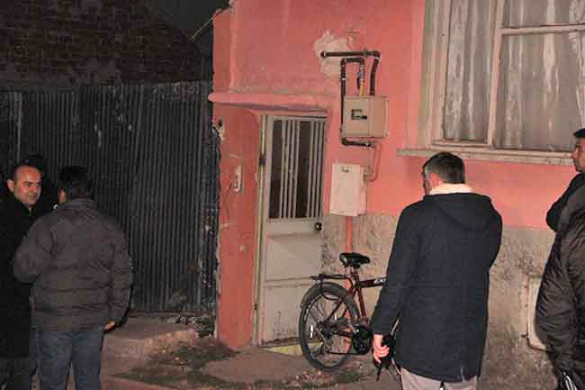 Candaş Sokak'taki tek katlı evde yaşayan Cemal Kayalı (46) ile arkadaşı Kenan Metin (37) arasında iddialara göre henüz belirlenemeyen bir nedenden dolayı tartışma çıktı.