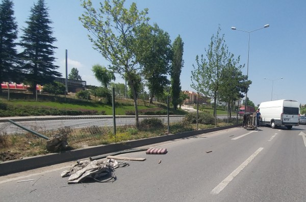 Eskişehir’de çevre yolu Bursa istikametinde sol şerit üzerinde seyreden bir at arabası kontrolden çıkınca devrilince trafik adeta altüst oldu. 