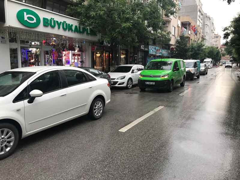 Gün içinde yağışların etkisini göstermesiyle birlikte de ıslanmamak için dükkânlara yakın park etmek isteyen sürücüler de trafiğin aksamasına davetiye çıkarıyor. 