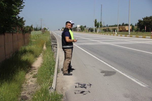 Bursa-Eskişehir karayolu Yunuskent Kavşağı’nda denetim yapan polis ekipleri, drone ile çekimlerini gerçekleştirdi. Burada hatalı sollama, şerit kırmızı ve kırmızım ışık ihlali yapan sürücüler belirlenerek ileride bulunan uygulama noktasına bildirildi.