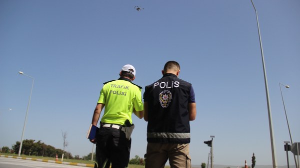 Eskişehir’de polis ekipleri tarafından drone destekli trafik denetlemesi yapıldı.