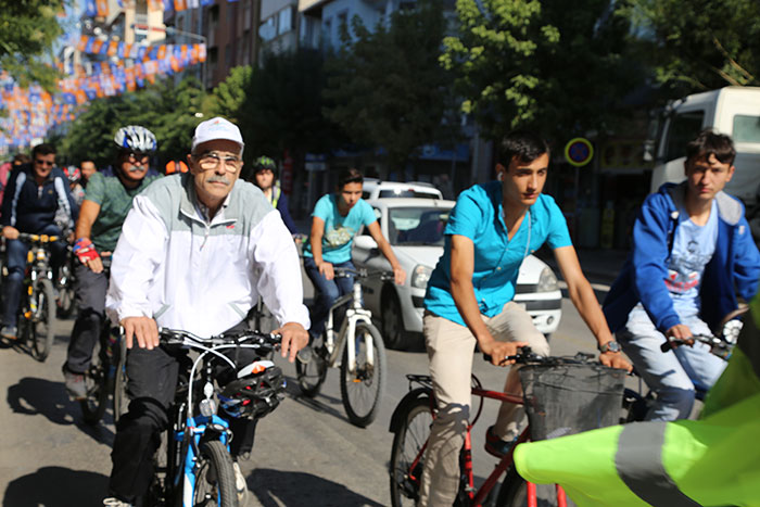 Eskişehir Çevre ve Şehircilik İl Müdürlüğü, Avrupa Hareketlilik Haftası ve Dünya Otomobilsiz Yaşam Günü kapsamında farkındalık oluşturmak için bisiklet turu düzenledi.