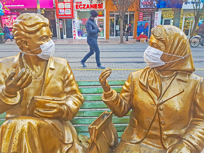 Eskişehir'de İsmet İnönü-1 Caddesi'nde bulunan sohbet eden kadın heykellerine maske takıldı.