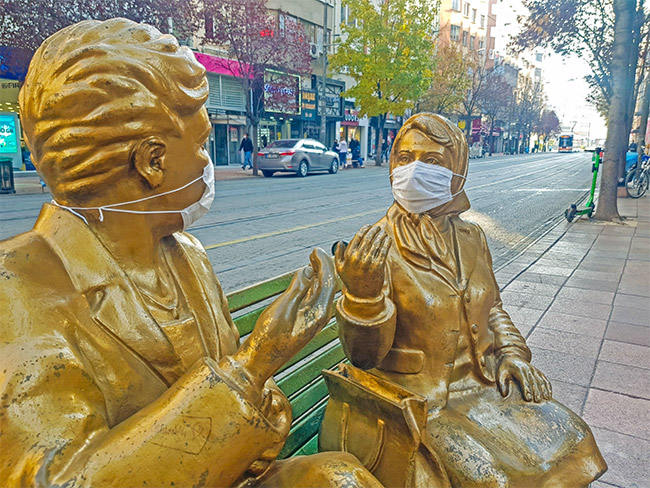 Dünyayı etkisi altına alan koronavirüsten korunmak için takılması zorunlu olan maskelerin heykellere de takılması görenleri hem uyardı hem de gülümsetti.