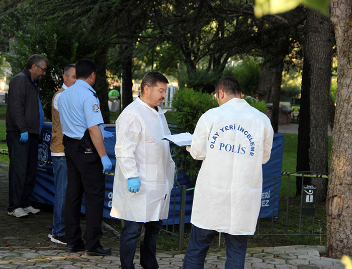 Eskişehir'de sabah erken saatlerde yüzünün ve vücudunun farklı noktalarında kesik izine rastlanan bir erkek cesedi bulundu.