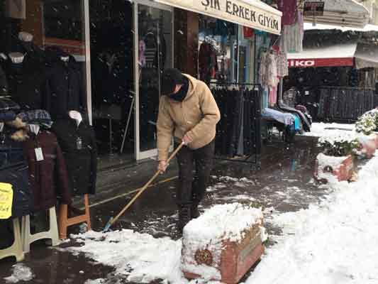 Eskişehir’de etkili olan kar yağışı, kısa sürede kenti beyaz örtüyle kapladı.