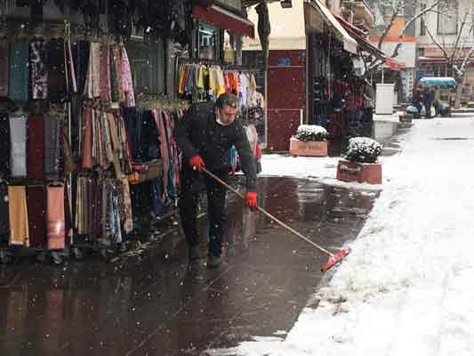 Esnafların kapı önlerinden temizlediği kar, sokak ortasında yaklaşık 1 metreye varan tümsekler oluşturdu.