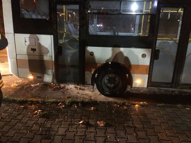 Edinilen bilgiye göre, olay Eskişehir-Ankara çevre yolu üzerinde meydana geldi. Akşam saatlerinde 26 GA 277 plakalı şehir içi yolcu otobüsü, iddialara göre seyir sırasında henüz belirlenemeyen bir nedenden dolayı arka tekerleklerinin olduğu bölüm yanmaya başladı.