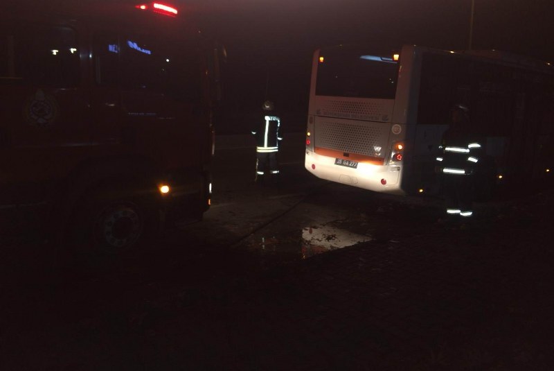 Bu sırada sürücü, aynalardan çıkan dumanı fark ederek otobüsü hemen sağa çekip durdu. Ardından Eskişehir İtfaiyesi ekiplerine durumu bildirdi. 