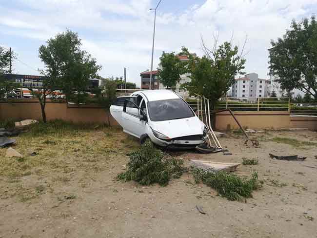 Kaza sonrasında otomobil sürücüsü yaralandı. Yaralı sürücü olay yerine gelen 112 Acil Sağlık ekipleri tarafından Eskişehir Şehir Hastanesine kaldırıldı. 