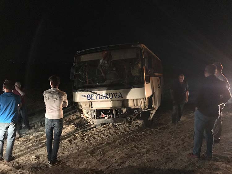 Eskişehir'in Alpu ilçesinde midibüs şoförü direksiyon hakimiyetini kaybetti. Kazada 1 kişi ölürken, 2'si ağır olmak üzere 14 kişi yaralandı. 