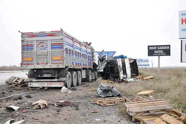 Kamyonların kullanılmaz hale geldiği kazada sürücüler ile 45 P 0228 plakalı kamyonda yolcu olarak bulunan Ferdi T. yaralandı. 