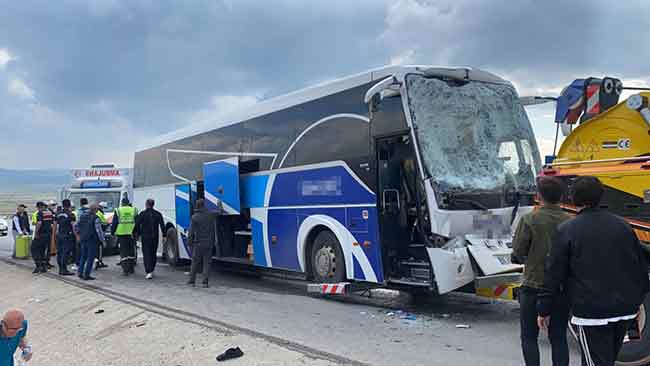 Eskişehir’de bir yolcu otobüsünün çekiciye arkadan çarpması sonucu meydana gelen trafik kazasında 12 kişi yaralandı. Yaralıların hayati tehlikesi bulunmazken, araç içerisinde sıkışan şoför ve muavin itfaiye ekipleri tarafından kurtarıldı.