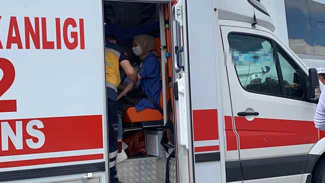 Eskişehir’de bir yolcu otobüsünün çekiciye arkadan çarpması sonucu meydana gelen trafik kazasında 12 kişi yaralandı. Yaralıların hayati tehlikesi bulunmazken, araç içerisinde sıkışan şoför ve muavin itfaiye ekipleri tarafından kurtarıldı.