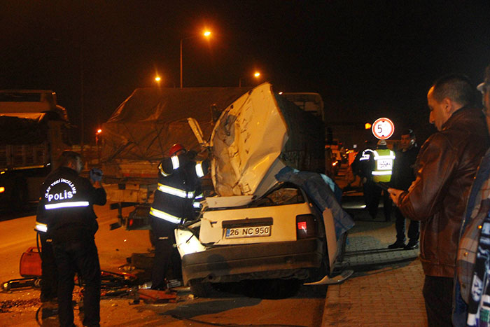 Eskişehir’de bir aracın tıra arkadan çarpması sonucu meydana gelen trafik kazasında 1 kişi hayatını kaybetti. 