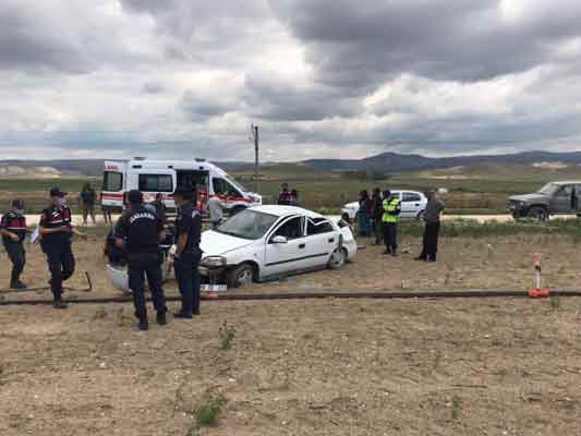 Yolun mıcırlı ve aracın aşırı hızlı olmasından dolayı yaşandığı iddia edilen kazada, Ahmet Demir'in kullandığı Opel marka 19 TD 272 plakalı otomobil, sürücüsünün direksiyon hâkimiyetini kaybetmesi sonucu yoldan çıkarak takla attı.