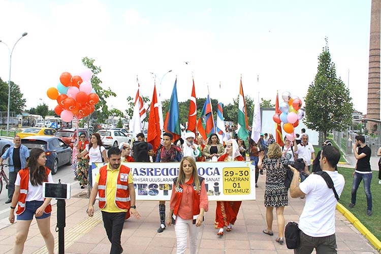 Farklı ülkelerden gelen katılımcılar ve dans toplulukları, yarın başlayacak olan Uluslararası Nasreddin Hoca Kültür ve Sanat Festivali öncesi kortej yürüyüşü düzenleyerek 'festivale katılın' çağrısında bulundular. 