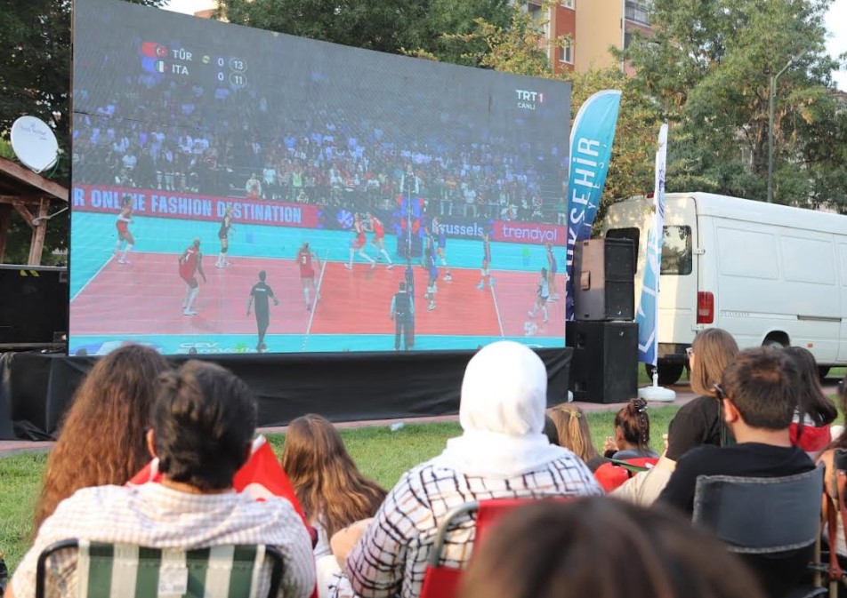 Kum Saha Parkına kurulan dev ekrandan karşılaşmayı izlemek üzere gelen Eskişehirliler maçı Türk bayrakları ve milli takım formalarını giyerek takip ettiler. CHP Eskişehir Milletvekili Utku Çakırözer de nefesleri kesen maçı sporseverlerle birlikte izledi.
