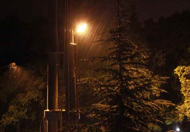 Eskişehir’de akşam saatlerinde başlayan yağmur ve şiddetli rüzgar, vatandaşlara zor anlar yaşattı.