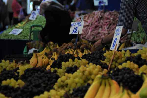 Normalleşme süreciyle birlikte pazarlarda da hareketlilik başladı. Alışveriş yapan vatandaş sayısı artarken, tezgahtaki en ucuz meyvenin fiyatı 5 TL oldu.