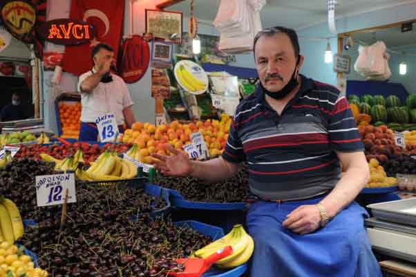 Eski günlere göre pazardaki hareketliliğin oldukça azaldığını söyleyen pazarcı Emin Özkaya...