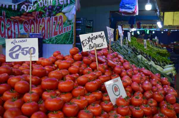 ...Mesela domates 5 liraydı 1 ay önce, şimdi 2-2,5 arasında satılıyor. Salatalık 1,5-2 liraya, biberler 4 liraya, patlıcan 2,5 liraya satıyoruz. Bu fiyatlar 2,5-3 ay daha devam edecek. Eskişehir’in yerli bahçeden çıkan sebzeler bitinceye kadar devam edecek. Fiyatlar düştüğü için sebzelere yönelik vatandaşların talebi çok iyidir. Bunu sadece kurban bayramından dolayı değil, normalde de fiyatlar düştüğü nedeniyle talepler çok yüksekteydi. Ama kurban bayramından dolayı o yüksek talepler daha da yükselerek yüzde 80’e kadar artış gösterdi. Çünkü bir vatandaş 20 lirayı cebinde koyarak pazara geliyor ve istediği her şeyden alarak eve dönebiliyor. Bir kilo biber 4 lira, bir kilo patlıcan 2 lira, kabak alırsın, 2 kilo domates alırsın, salatalık alırsın, daha da parası artıyor. Yeşillik de alabiliyorsun. 20 liraya bir Pazar görmüş olursun...