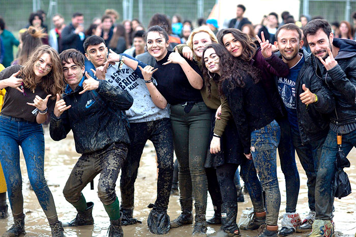 Eskişehir'de gerçekleşen EskiFest'e katılan yüzerce kişi, yağmurlu havaya ve yoğun çamura rağmen konser alanını terk etmeyerek doyasıya eğlendi. 
