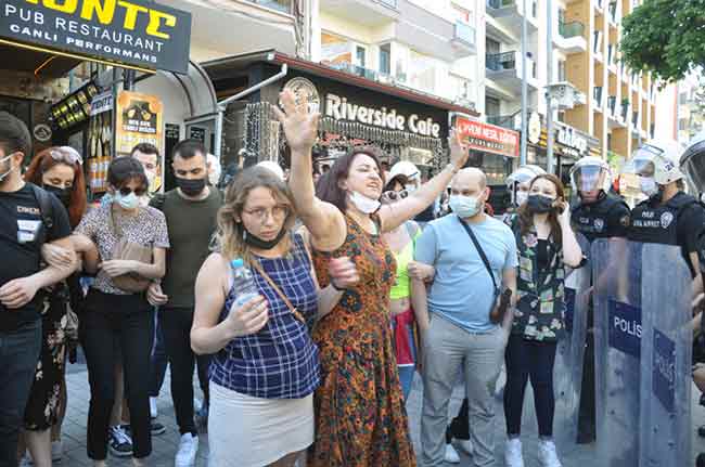 Eskişehir'de Adalalar Migros önünde yapılmak istenen Onur Yürüyüşü'ne polis izin vermedi. 