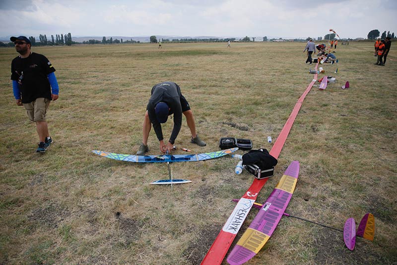 Yarışmanın amacının yaklaşık 150 metrelik bir mesafede radyo kontrollü planörü havaya kaldırarak uzun süre havada tutabilmek olduğunu kaydeden Arslan, "Uzun süre havalandıktan sonra da 15 metre çapında belirlenen bir alana inerek 100 puan alıyorsunuz."
